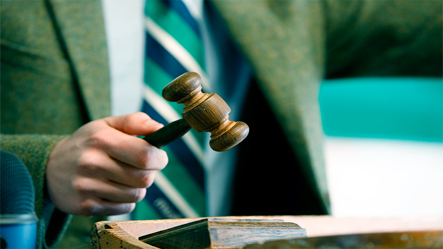licensing rights through auctions
